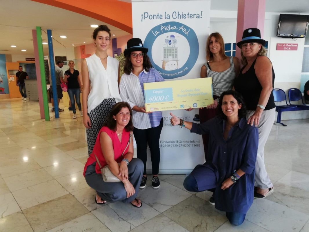 Carla A. Carvalho Gómez hace entrega del cheque a La Azotea Azul